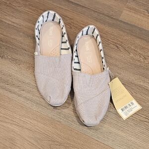 TOMS Casual Slip-Ons in Light Taupe with Striped Lining Sz 8